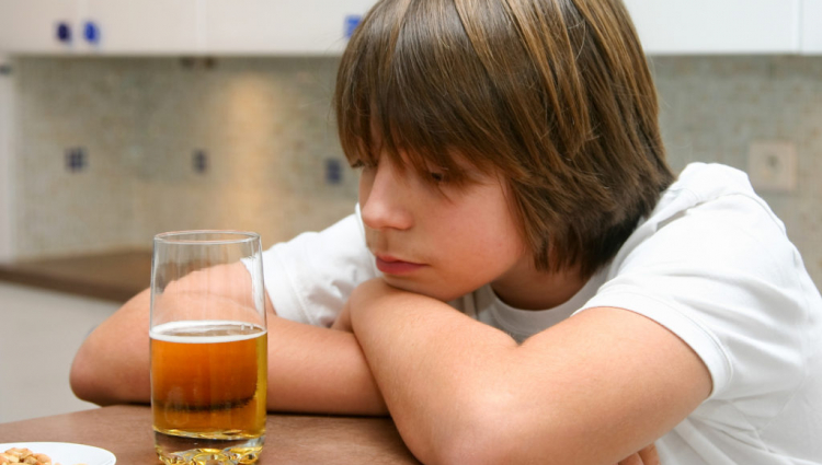 підлітковий алкоголізм